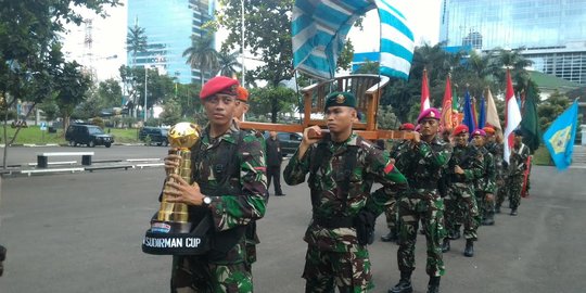 Puluhan TNI dan Brimob mengarak trofi Sudirman Cup menuju GBK