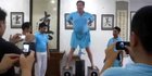Video pria angkat beban sampai 200 Kg pakai Mr. P