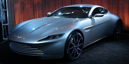 Mobil Aston Martin milik James Bond dilelang, ada yang minat?