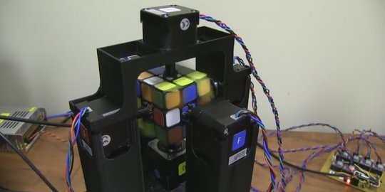[Video] Robot ini selesaikan Rubik tak sampai 2 detik!