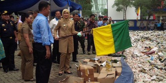 10 Juta rokok dan 4 ribu botol miras ilegal di Tangsel dimusnahkan