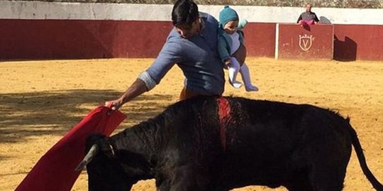 Matador ini nekat gendong bayi lima bulan hadapi banteng