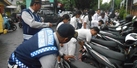 Puluhan motor dirantai Dishub, para siswa SMA merengek minta maaf