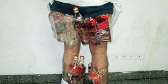 Pria Saudi coba selundupkan 14 botol miras di celana dalamnya