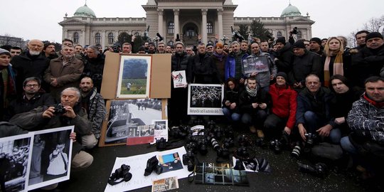 Hak cipta diremehkan, wartawan foto Serbia geruduk gedung parlemen