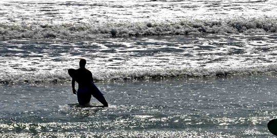 Hendak melihat bule seksi ke tengah laut, Udin tewas tergulung ombak