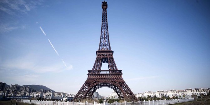 Melihat lebih dekat Menara Eiffel dan kota Paris buatan China