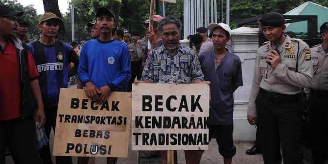 Ratusan tukang becak geruduk Balai Kota