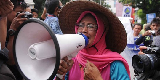 Ibu-ibu nelayan berorasi tolak reklamasi Teluk Jakarta di DPRD DKI