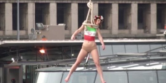 Pegiat bugil Femen 'sambut' kedatangan presiden Iran di Prancis