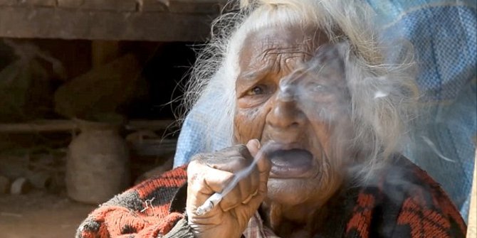 Nenek 112 tahun ini isap 30 batang rokok setiap hari