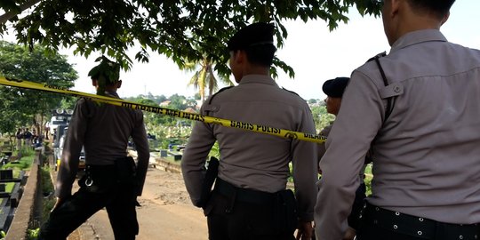 Pemakaman jenazah Dian Juni Kurniadi dikawal personel polisi