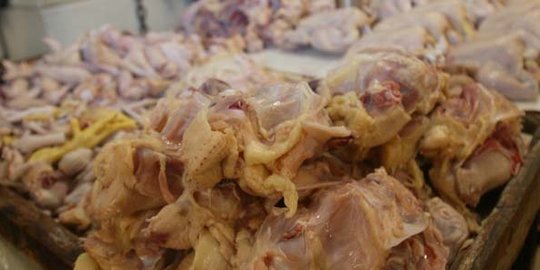 Harga ayam potong melambung, pedagang di Cikampek menjerit