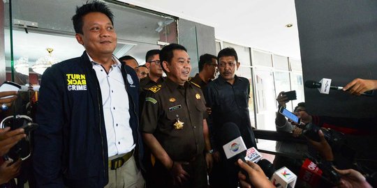 Sambangi Kejati DKI, Krishna Murti bawa kelengkapan berkas Mirna