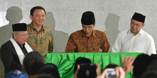 Diapit Ahok dan Menag, Jokowi resmikan masjid megah Balai Kota