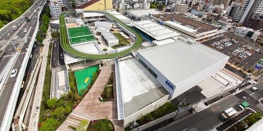 Mall di Jepang ini miliki lintasan lari dan lapangan futsal di atap