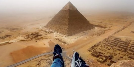 [Video] Turis ini nekat panjat piramida Giza di Mesir