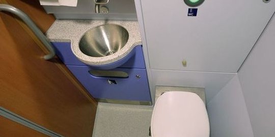 Ngompol usai toilet kereta rusak, wanita ini diganti rugi Rp 2 juta