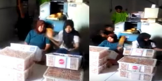 Wow, kedua wanita ini ngepak roti dengan cepat tanpa melihat