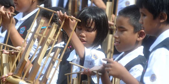 Keceriaan anak-anak tunanetra bermain angklung