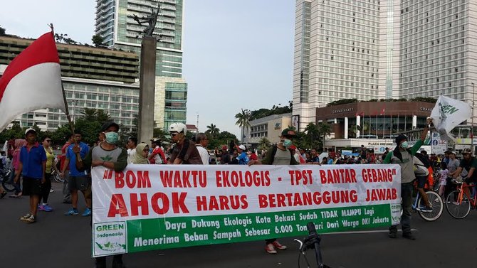 aktivis green indonesia demo ahok setop buang sampah ke bantargebang