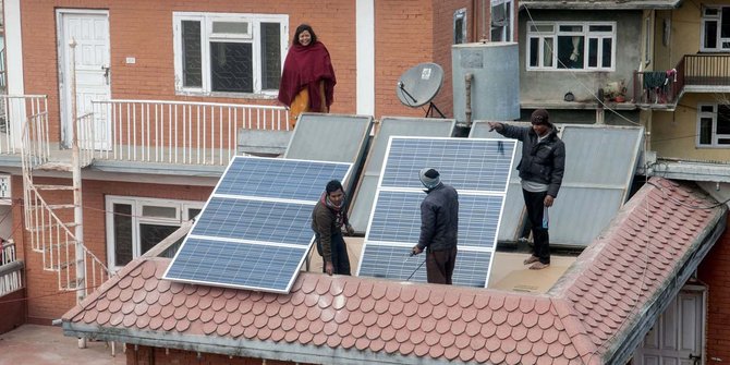 Krisis listrik, warga Nepal pasang panel surya di atap rumah