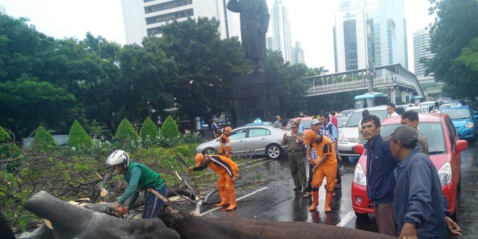Ada pohon tumbang di Jalan Sudirman, macet sampai Senayan