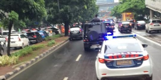 Pohon tumbang di Jl Sudirman, rombongan Wapres JK terjebak macet