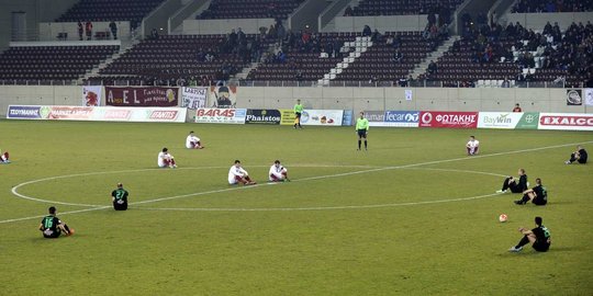 Protes nasib imigran, 2 tim sepak bola Yunani duduk di lapangan