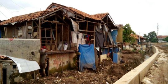 Warga Kampung Pulo masih tak tertib, sampah dibuang ke sungai