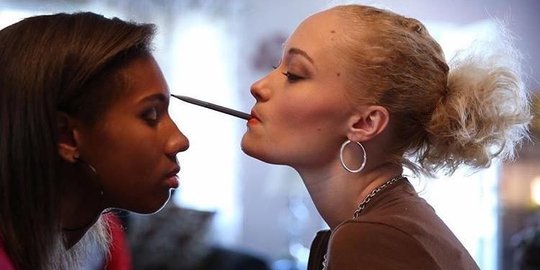 Jessica Ruiz, makeup artist difabel yang rias klien 'dengan mulut'