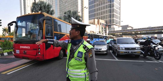 Bus Transjakarta tabrak separator di Tomang, lalu lintas macet