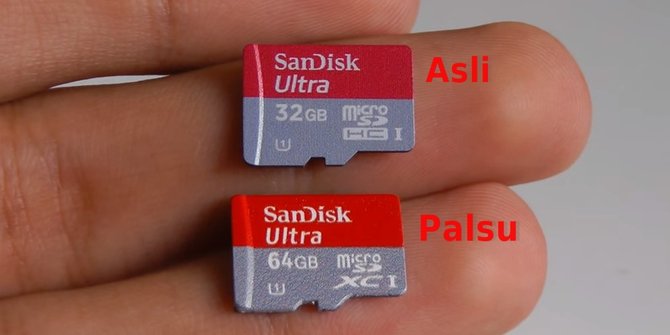 /></p>
<center><em>Kartu MicroSD palsu © Phone Arena/YouTube</em></center>
<div class=