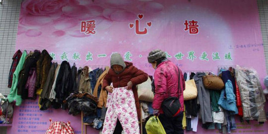 Warga China gantung baju di tembok jalan, donasi buat tunawisma