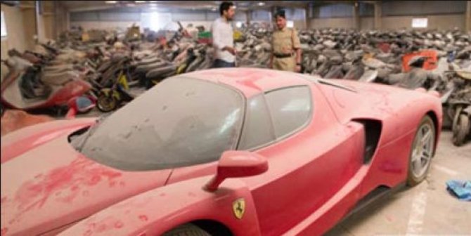 Ferrari langka nganggur di markas Polisi Dubai, siapa mau beli?