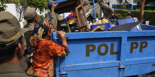 Ahok izinkan PKL dagang di JPO & trotoar, asal tak pakai gerobak
