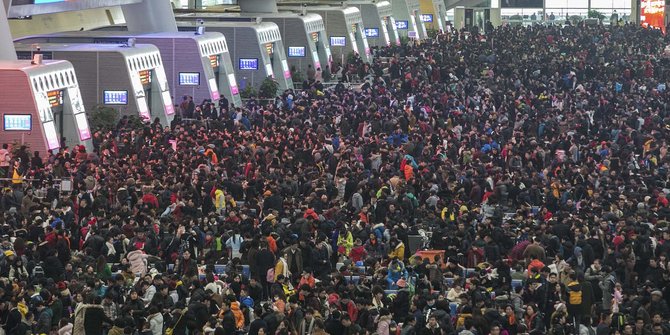 Dilanda badai salju, ribuan penumpang kereta di China terlantar