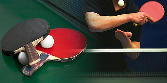 Mengapa bet tenis meja berwarna merah dan hitam?