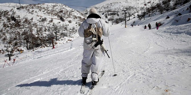 Aksi tentara Israel patroli sambil main ski di Gunung Hermon