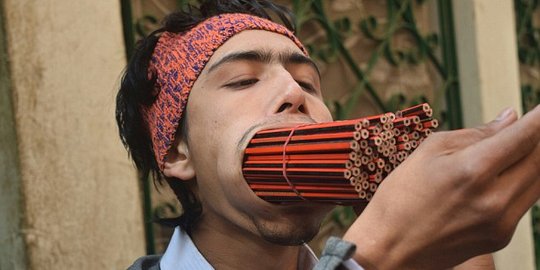 Remaja ini sanggup masukkan 138 pensil ke dalam mulut