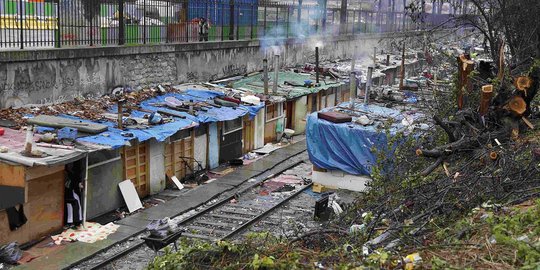 Begini kondisi permukiman kumuh pinggir rel di Paris