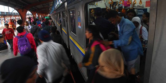 KRL Bogor-Jakarta gangguan, penumpang pindah ke angkutan umum