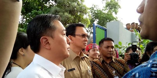 Berkacamata hitam, Ahok resmikan dua RPTRA di Jakarta Barat