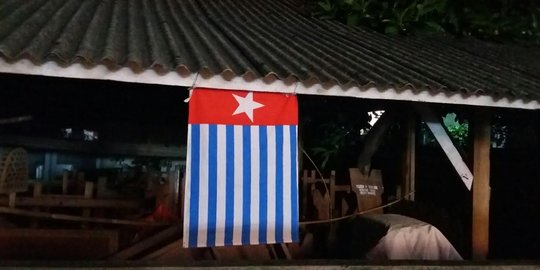 Bendera bintang kejora berkibar di depan SD Kuta Bali