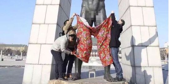 Gerah lihat patung telanjang, warga China pakaikan celana bunga