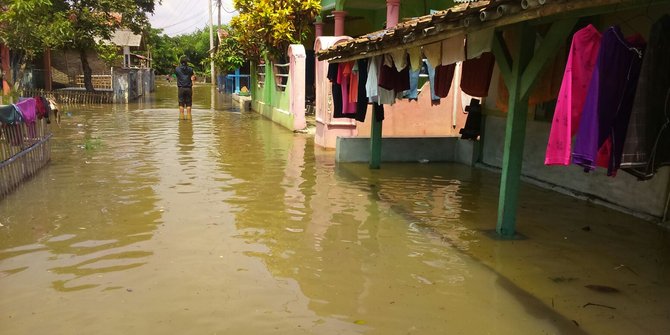 Ratusan rumah di Karawang terendam banjir, warga mengungsi di tenda