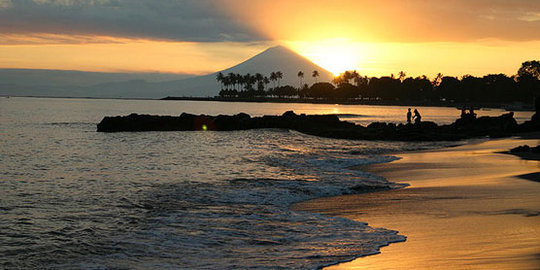 Berburu senja romantis di  pantai  Senggigi Lombok merdeka com