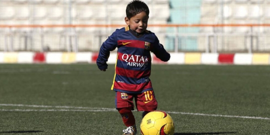 Sang bocah kini sudah pakai jersey Lionel Messi