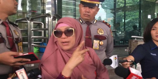 Dorce jenguk Evi Susanti di Rutan KPK