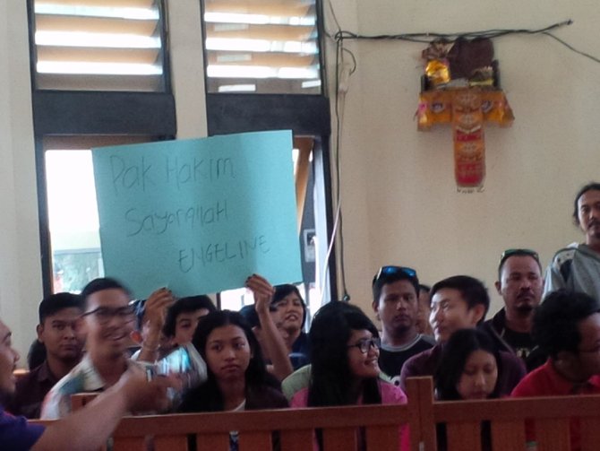 kericuhan di sidang engeline